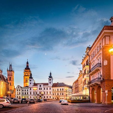 Modern Family Apt. With Central Square Entrance Hradec Kralove Exterior foto