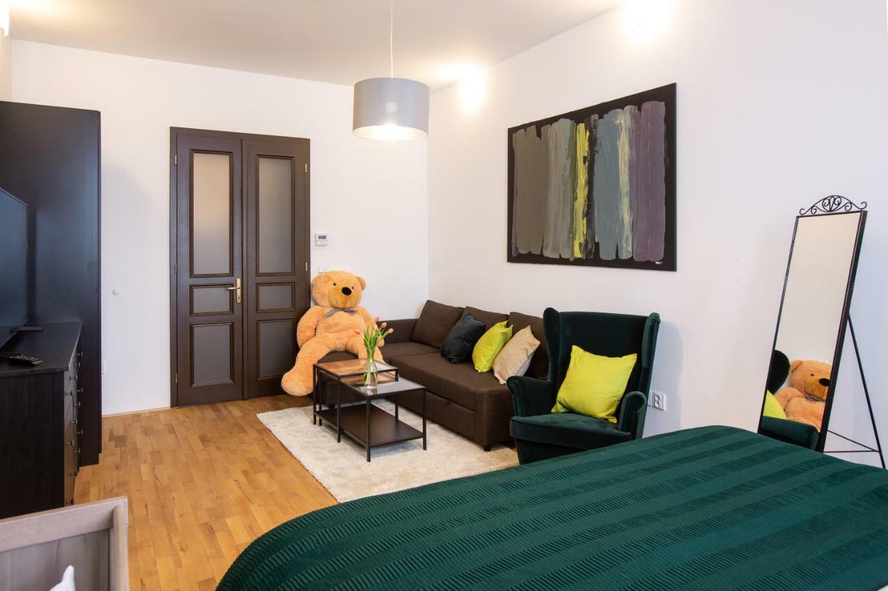 Modern Family Apt. With Central Square Entrance Hradec Kralove Exterior foto