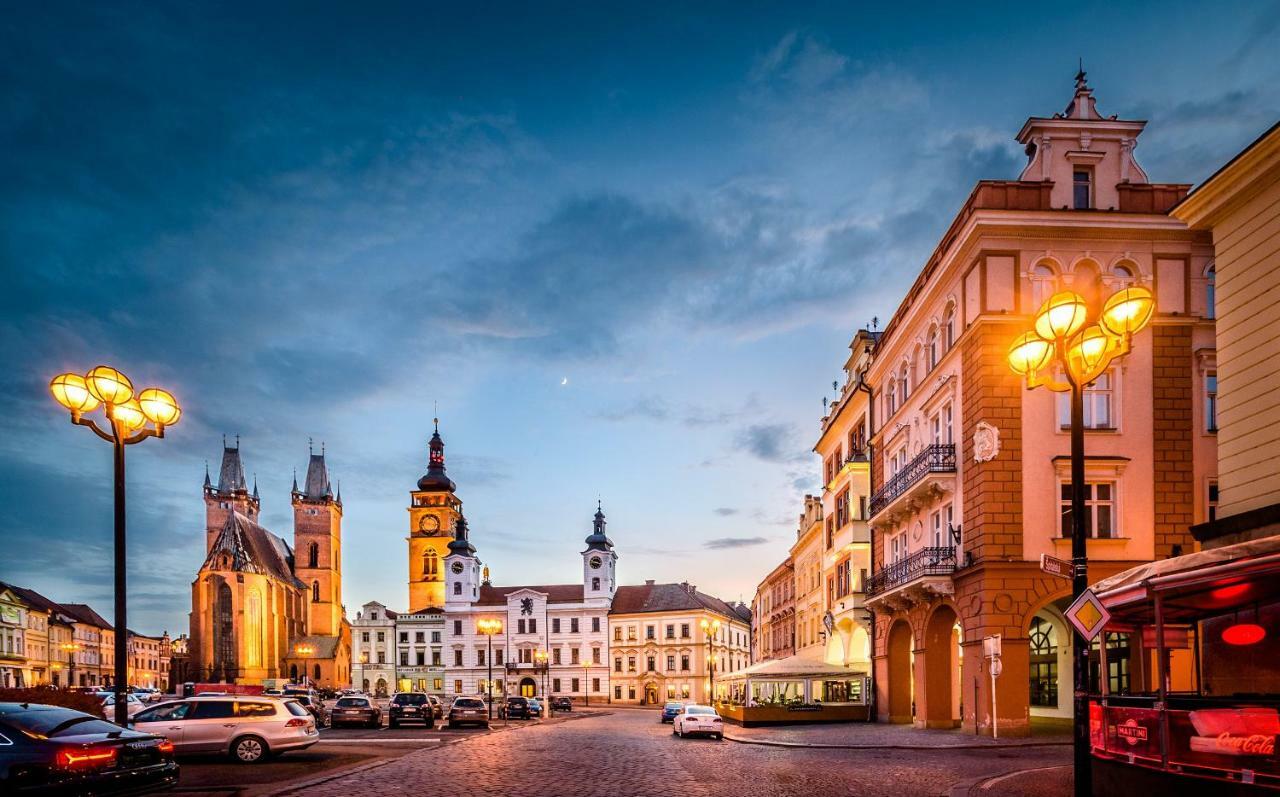 Modern Family Apt. With Central Square Entrance Hradec Kralove Exterior foto
